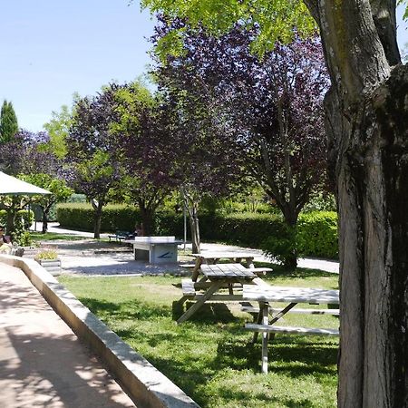 Отель Camping Forcalquier Les Routes De Provence Экстерьер фото